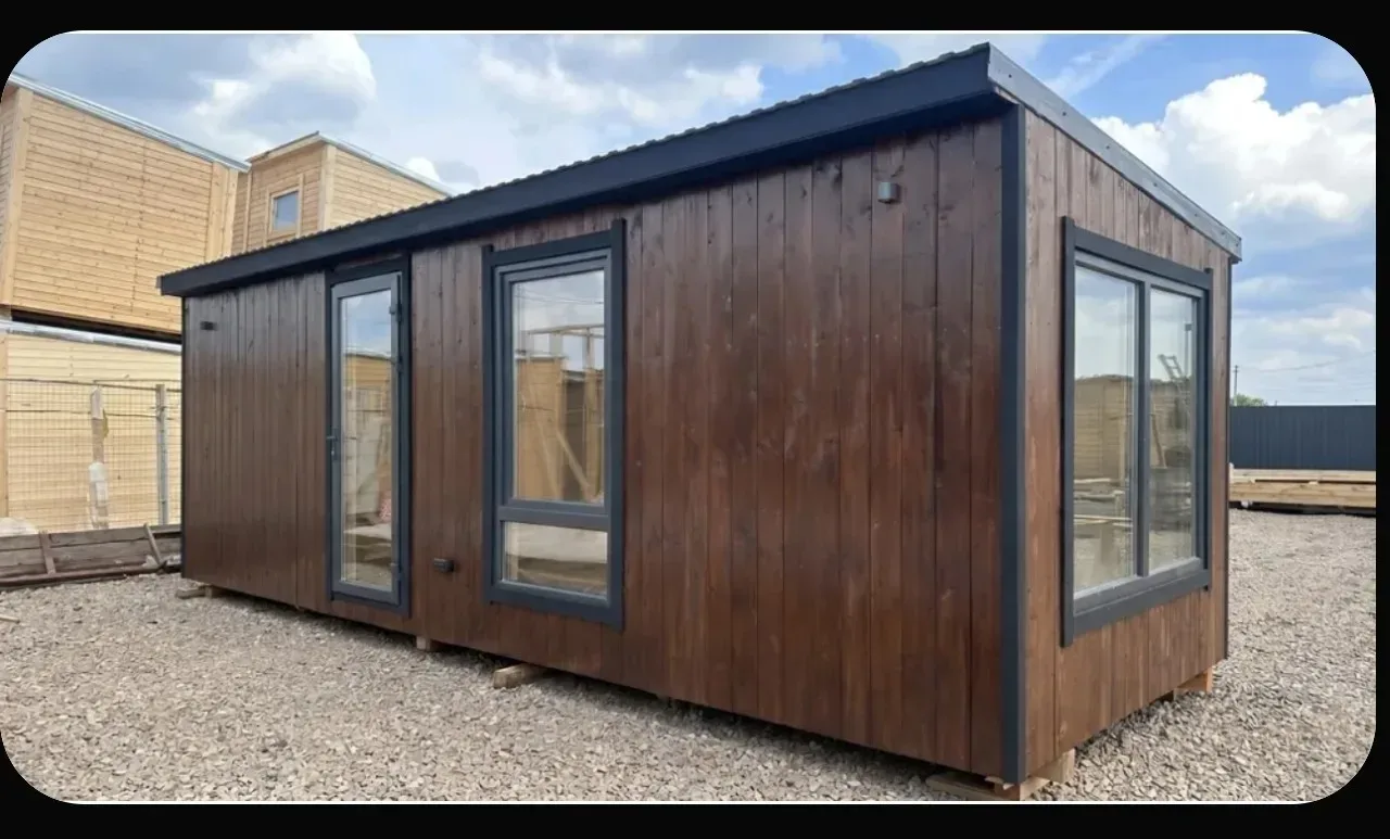 Фасад модульного дома весной